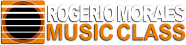 Logotipo da Rogério Moraes Music Class, composto por um círculo laranja com listras horizontais brancas que representam cordas de um instrumento musical, à esquerda. Ao lado, o nome 'ROGERIO MORAES' está em letras maiúsculas brancas, seguido de 'MUSIC CLASS' em letras maiúsculas laranjas.